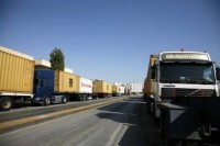 Εκλεισαν το συνταγμα και απειλουν να κλεισουν και τις εθνικες οδους